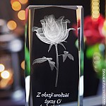 Zbliżenie na grawerunek róży 3D jako prezent na walentynki dla żony