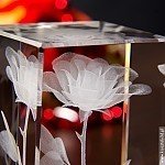 Zbliżenie na wygrawerowany model róży w szklanej statuetce